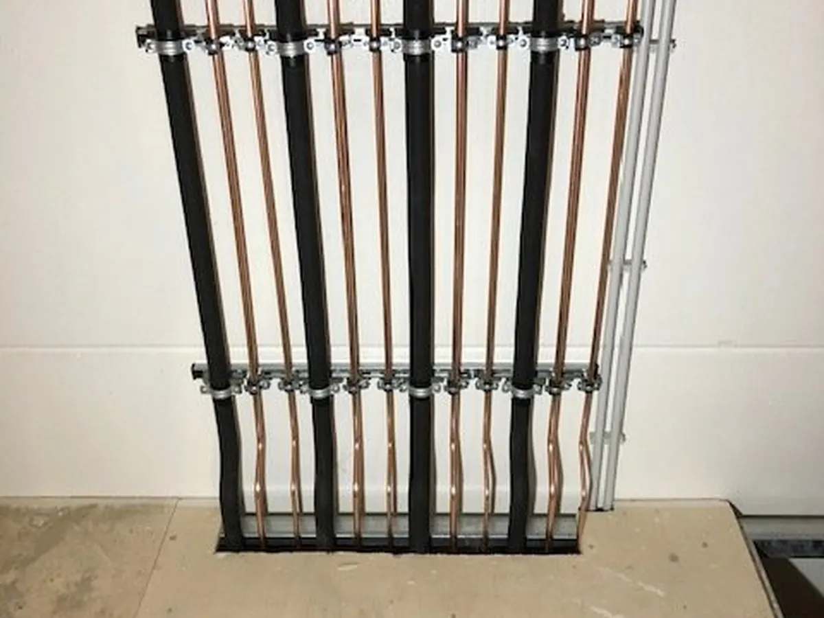 Split cassette-units in een bedrijfsruimte: detail van de installatie